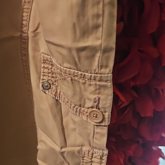 UNIONBAY Women's Khaki Tan Cargo Capri Pants Size 13 - Picture 5 of 10